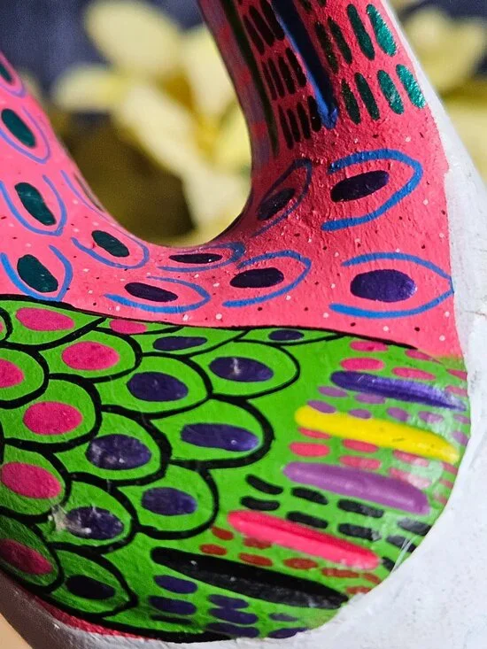 VINTAGE OAXACAN COPAL WOOD CHICKEN CARVING SIGNED BY ARTIST - Picture 4 of 6